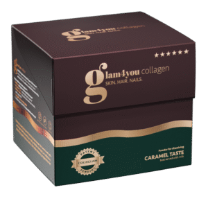 Produkt GLAM4YOU, kolagen w proszku o smaku karmelowym w brązowo-zielonym pudełku, ze złotymi elementami. Ukazane jest opakowanie zbiorcze.