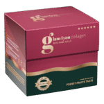 Produkt glam4you, kolagen w proszku o smaku owoców leśnych w bordowo-zielonym pudełku, ze złotymi elementami. Ukazane jest opakowanie zbiorcze.