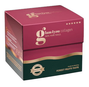 Produkt glam4you, kolagen w proszku o smaku owoców leśnych w bordowo-zielonym pudełku, ze złotymi elementami. Ukazane jest opakowanie zbiorcze.