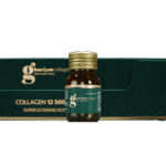 Produkt Glam4you, szot kolagenowy, o smaku brzoskwiniowym w szklanej buteleczce na tle tekturowego zielonego opakowania produktu.